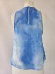 Niebieska damska bluzka bez rękawów we wzór tie-dye, wykonana z wiskozy, o luźnym kroju z ozdobnym rozcięciem na plecach, idealna do letnich stylizacji premium