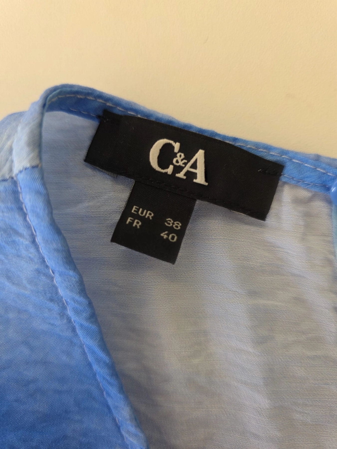 Niebieska damska bluzka bez rękawów we wzór tie-dye, wykonana z wiskozy, o luźnym kroju z ozdobnym rozcięciem na plecach, idealna do letnich stylizacji premium