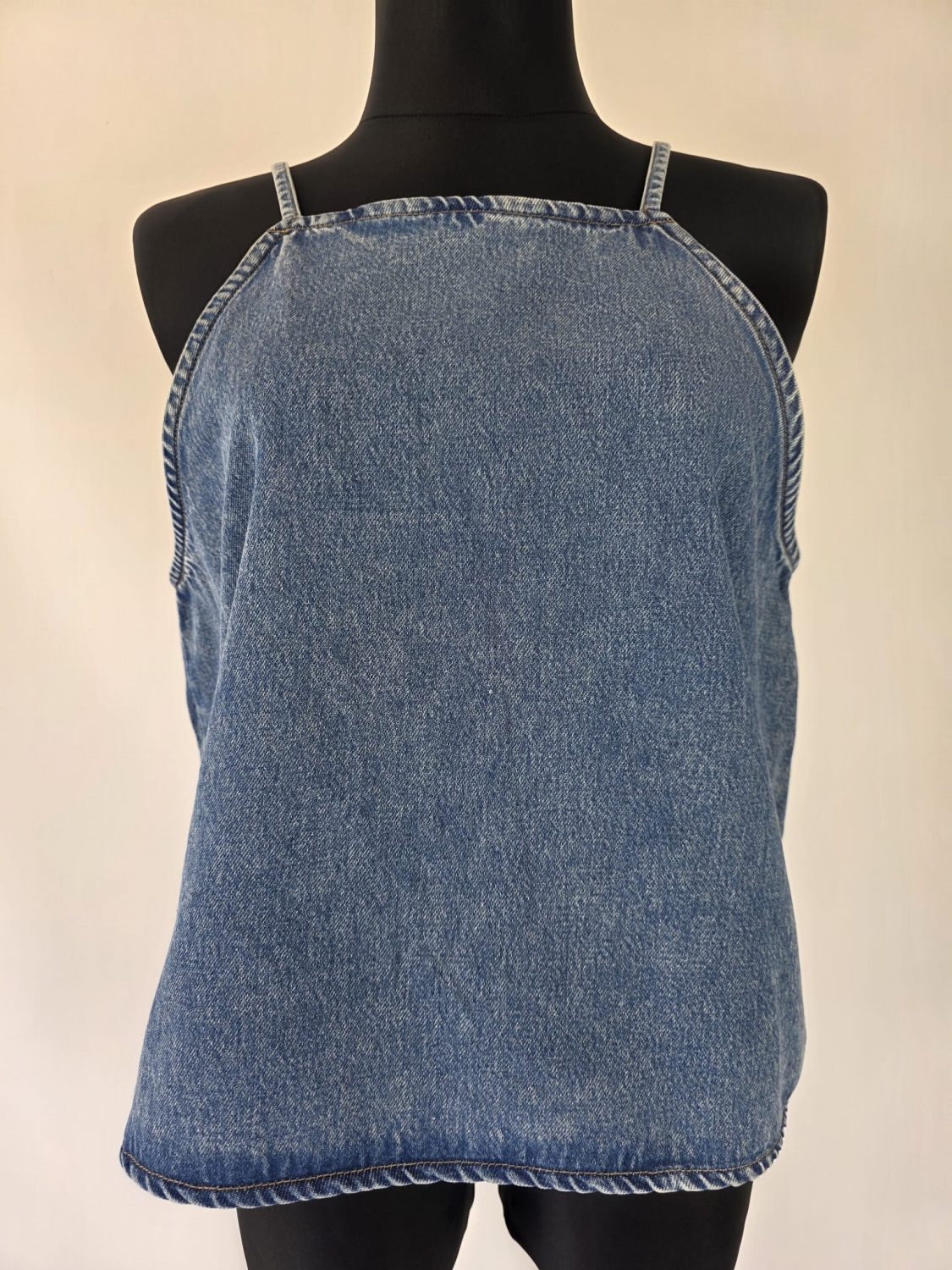 Jeansowy damski top na ramiączkach marki Lindex w rozmiarze XL, wykonany z miękkiej mieszanki bawełny i lyocellu, to idealna propozycja do letnich, casualowych stylizacji premium
