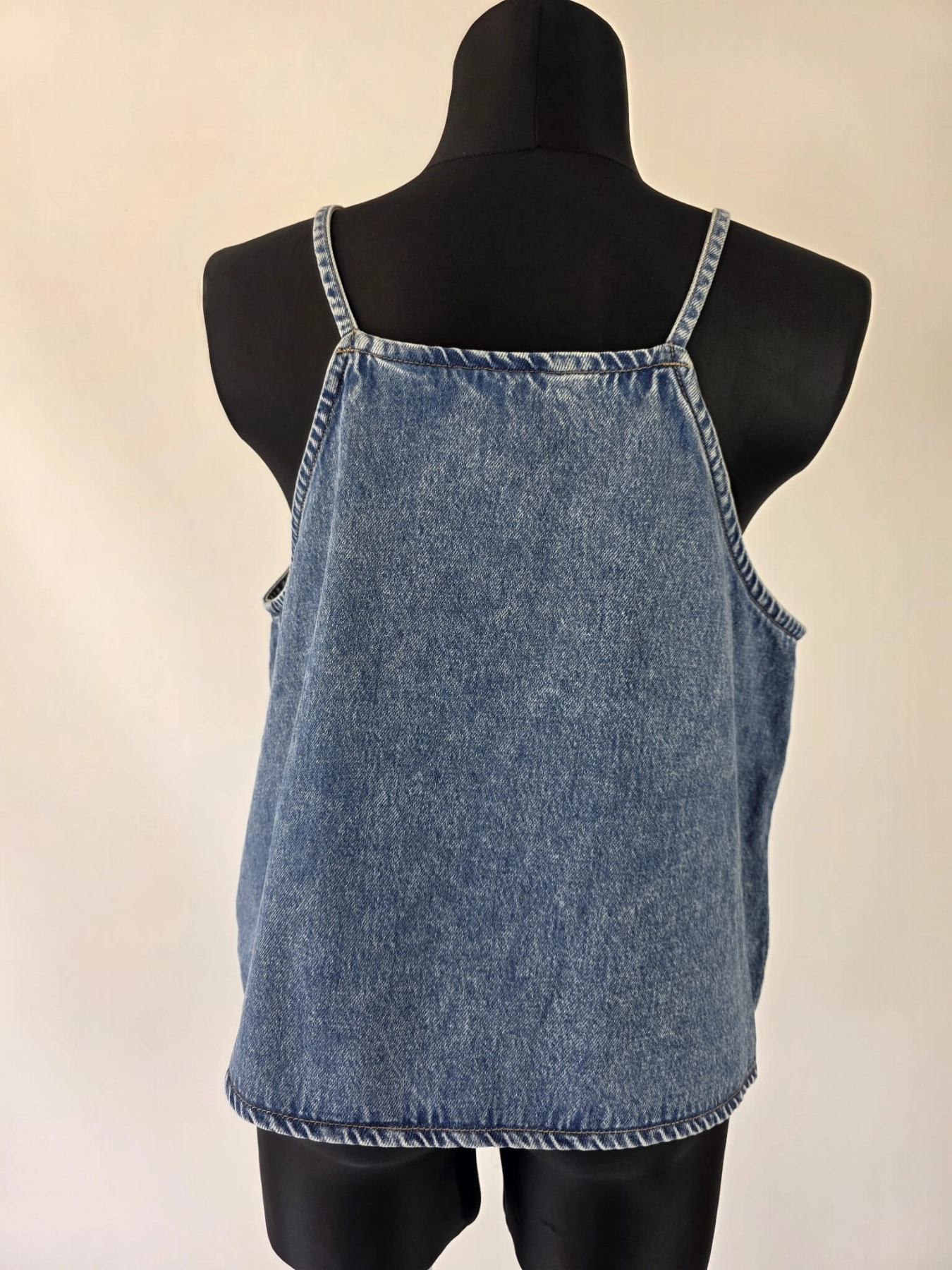 Jeansowy damski top na ramiączkach marki Lindex w rozmiarze XL, wykonany z miękkiej mieszanki bawełny i lyocellu, to idealna propozycja do letnich, casualowych stylizacji premium