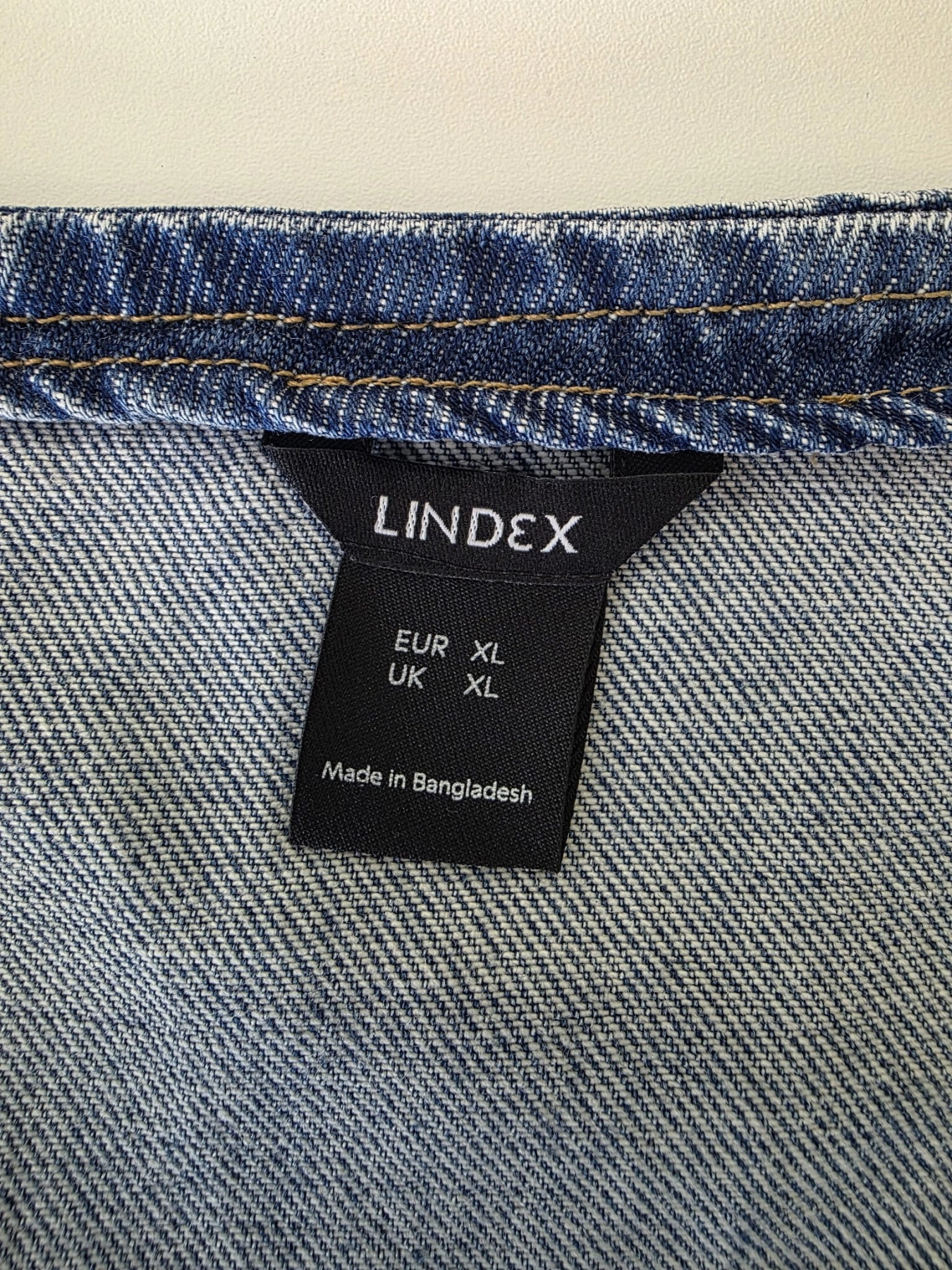 Jeansowy damski top na ramiączkach marki Lindex w rozmiarze XL, wykonany z miękkiej mieszanki bawełny i lyocellu, to idealna propozycja do letnich, casualowych stylizacji premium