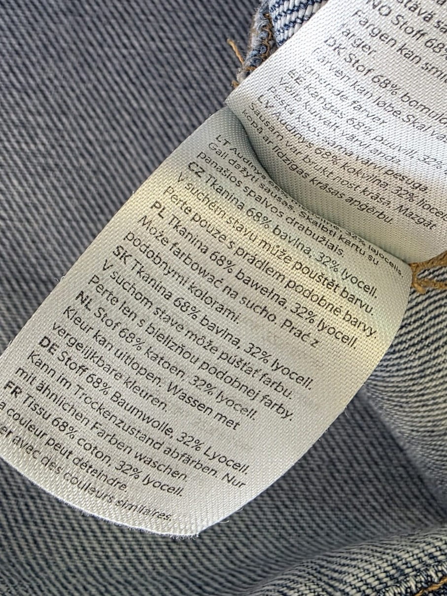 Jeansowy damski top na ramiączkach marki Lindex w rozmiarze XL, wykonany z miękkiej mieszanki bawełny i lyocellu, to idealna propozycja do letnich, casualowych stylizacji premium