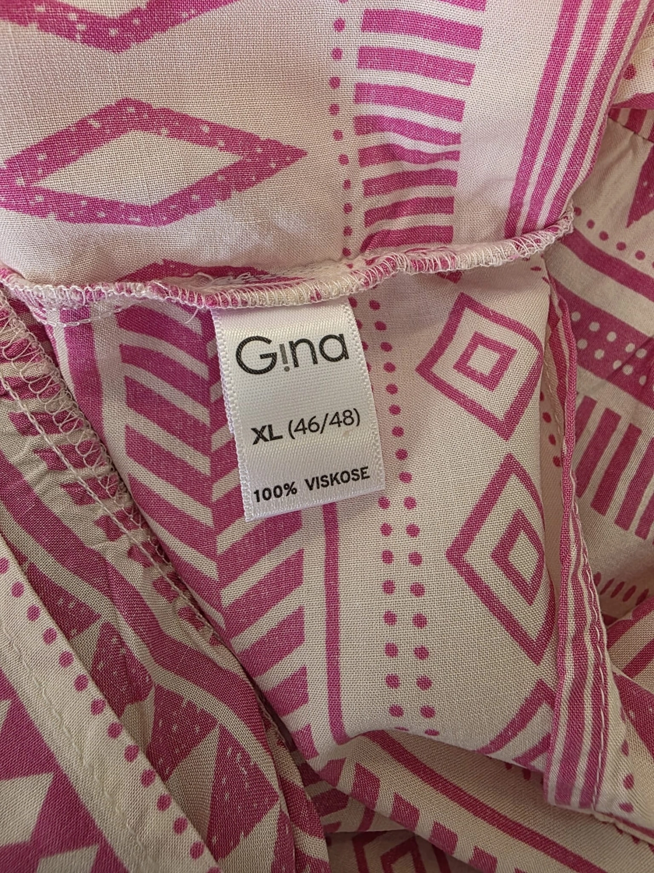 Wygodna i niezwykle kobieca sukienka midi marki Gina, wykonana w 100% z przewiewnej wiskozy w geometryczne, różowo-białe wzory