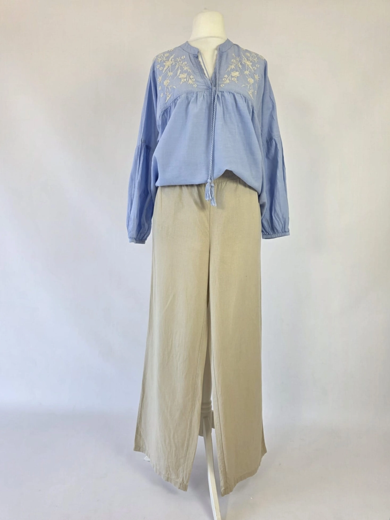 Damski komplet boho błękitna bluzka z haftem ONLY oraz beżowe lniane spodnie b.young premium second hand