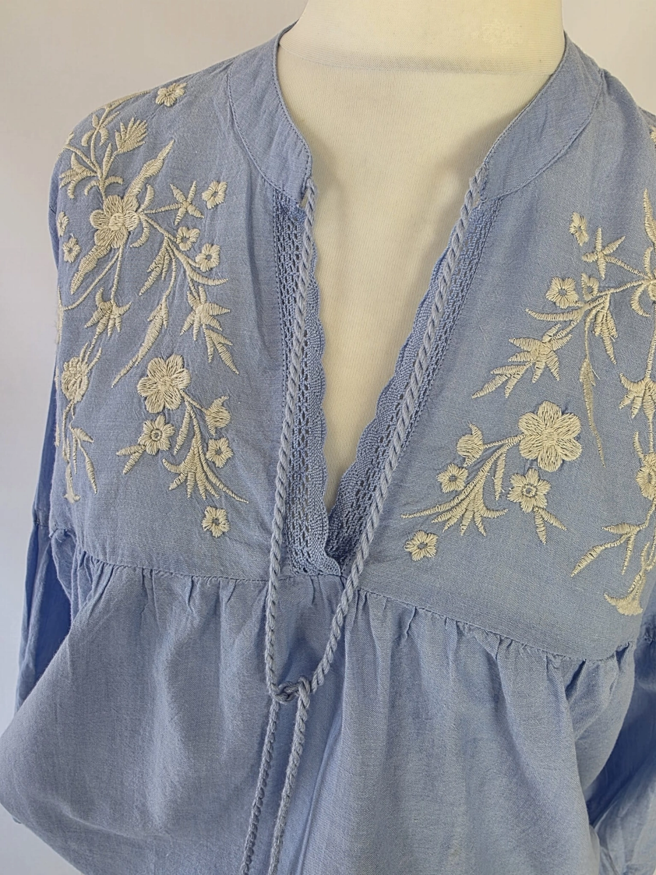 Damski komplet boho błękitna bluzka z haftem ONLY oraz beżowe lniane spodnie b.young premium second hand
