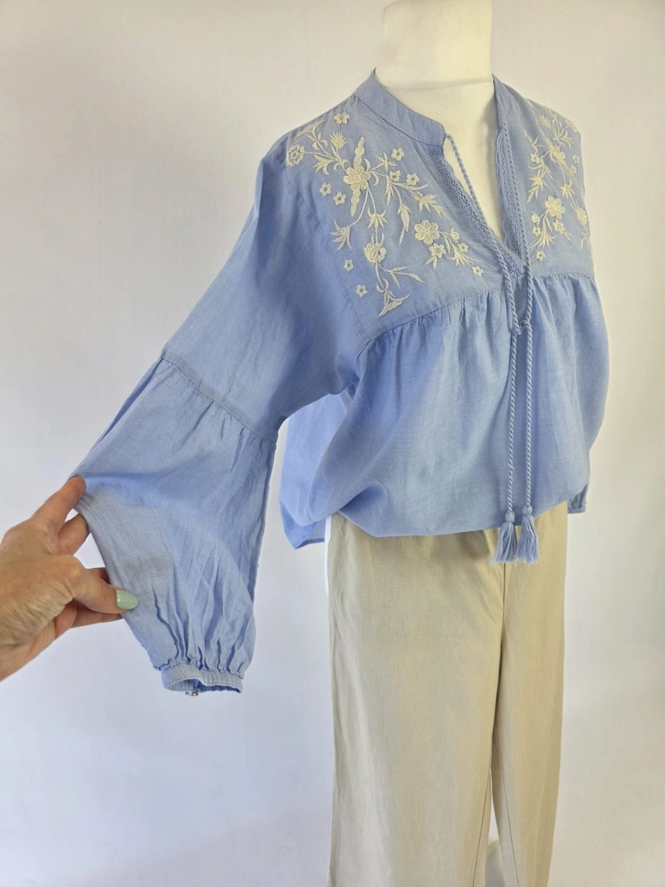 Damski komplet boho błękitna bluzka z haftem ONLY oraz beżowe lniane spodnie b.young premium second hand