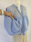 Damski komplet boho błękitna bluzka z haftem ONLY oraz beżowe lniane spodnie b.young premium second hand