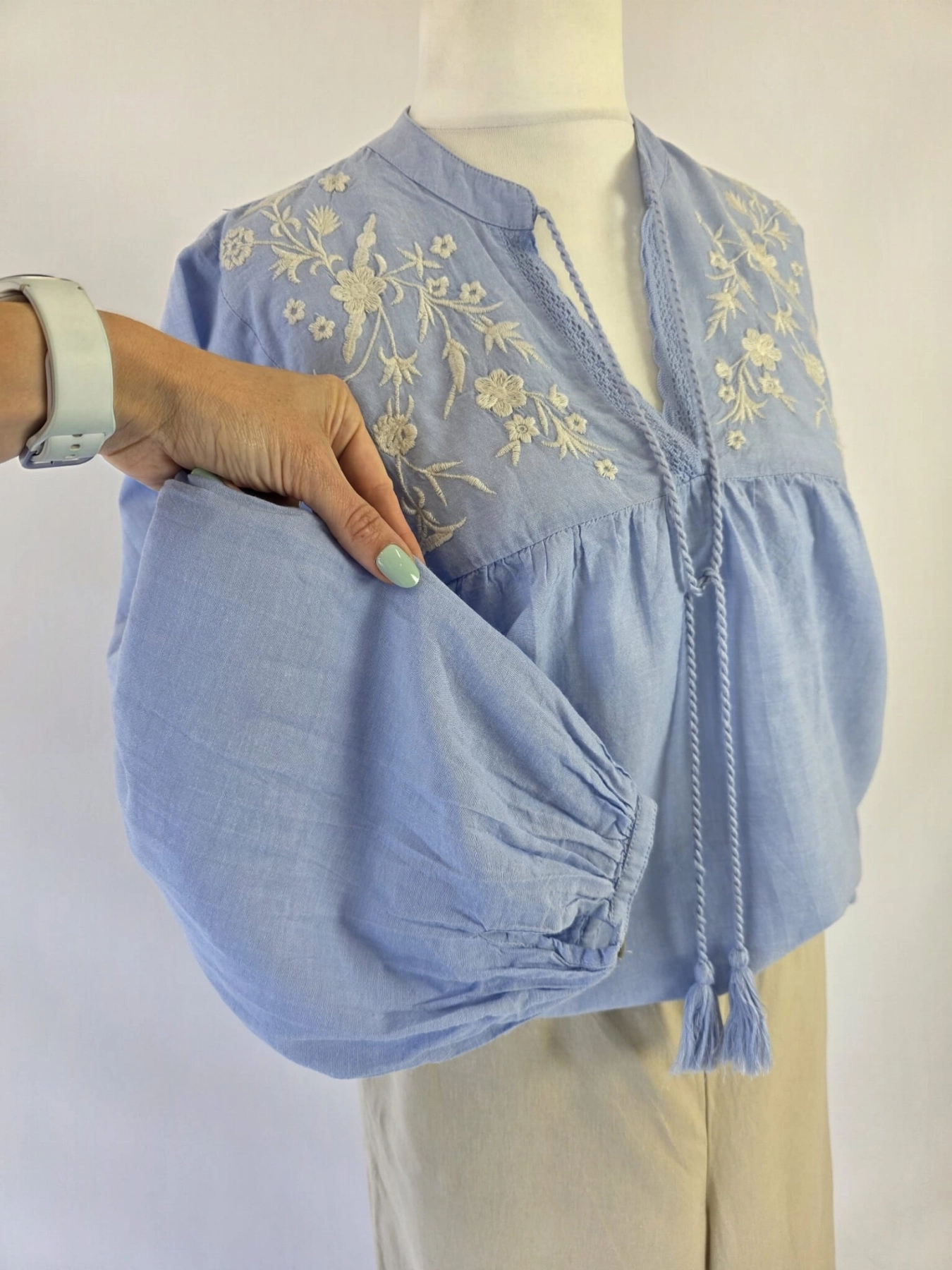 Damski komplet boho błękitna bluzka z haftem ONLY oraz beżowe lniane spodnie b.young premium second hand