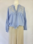 Damski komplet boho błękitna bluzka z haftem ONLY oraz beżowe lniane spodnie b.young premium second hand