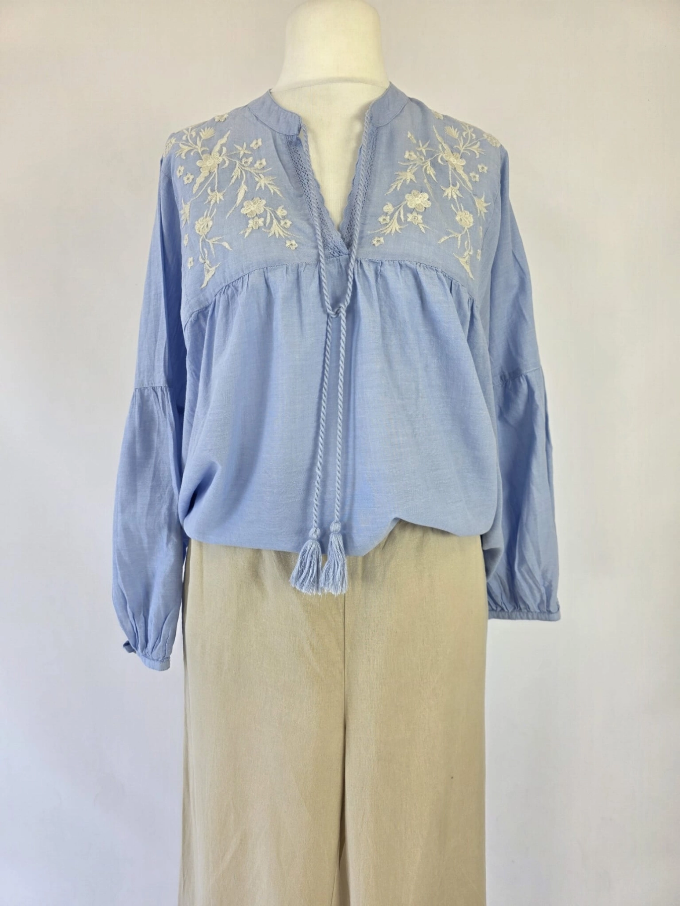Damski komplet boho błękitna bluzka z haftem ONLY oraz beżowe lniane spodnie b.young premium second hand
