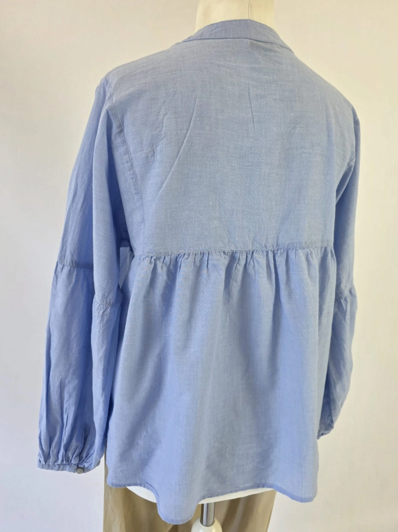 Damski komplet boho błękitna bluzka z haftem ONLY oraz beżowe lniane spodnie b.young premium second hand