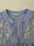 Damski komplet boho błękitna bluzka z haftem ONLY oraz beżowe lniane spodnie b.young premium second hand
