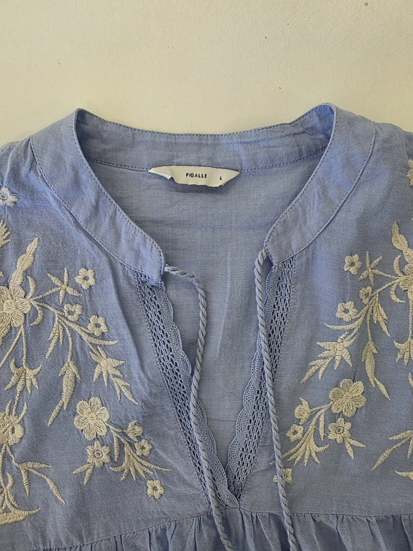 Damski komplet boho błękitna bluzka z haftem ONLY oraz beżowe lniane spodnie b.young premium second hand