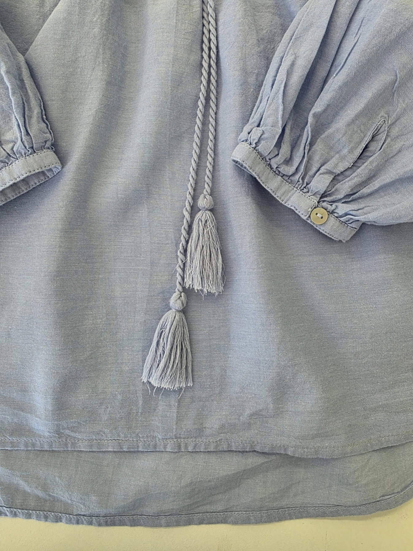 Damski komplet boho błękitna bluzka z haftem ONLY oraz beżowe lniane spodnie b.young premium second hand