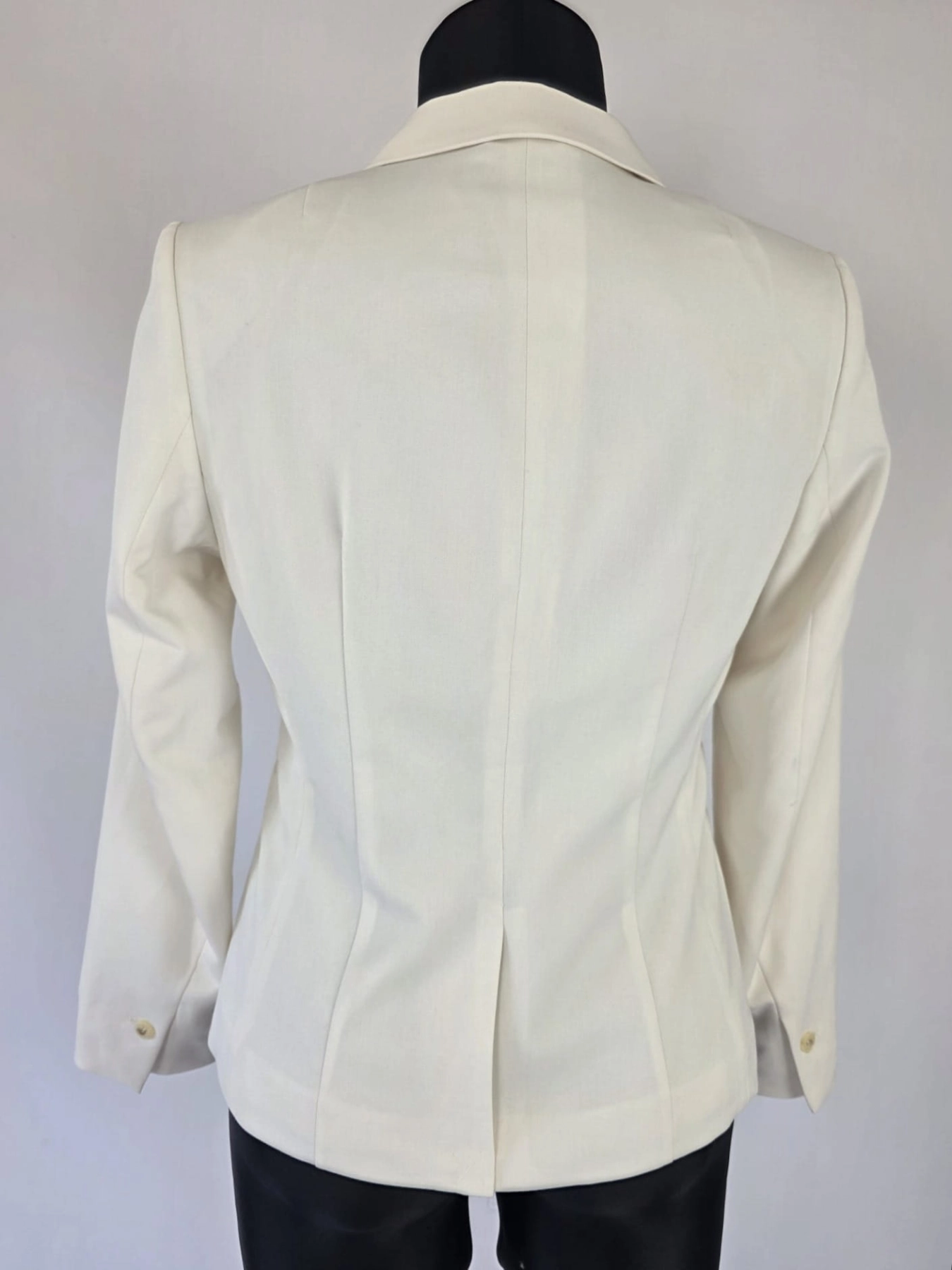Kremowa marynarka damska H&amp;M o klasycznym kroju z wiskozą, idealna do eleganckich oraz casualowych stylizacji premium
