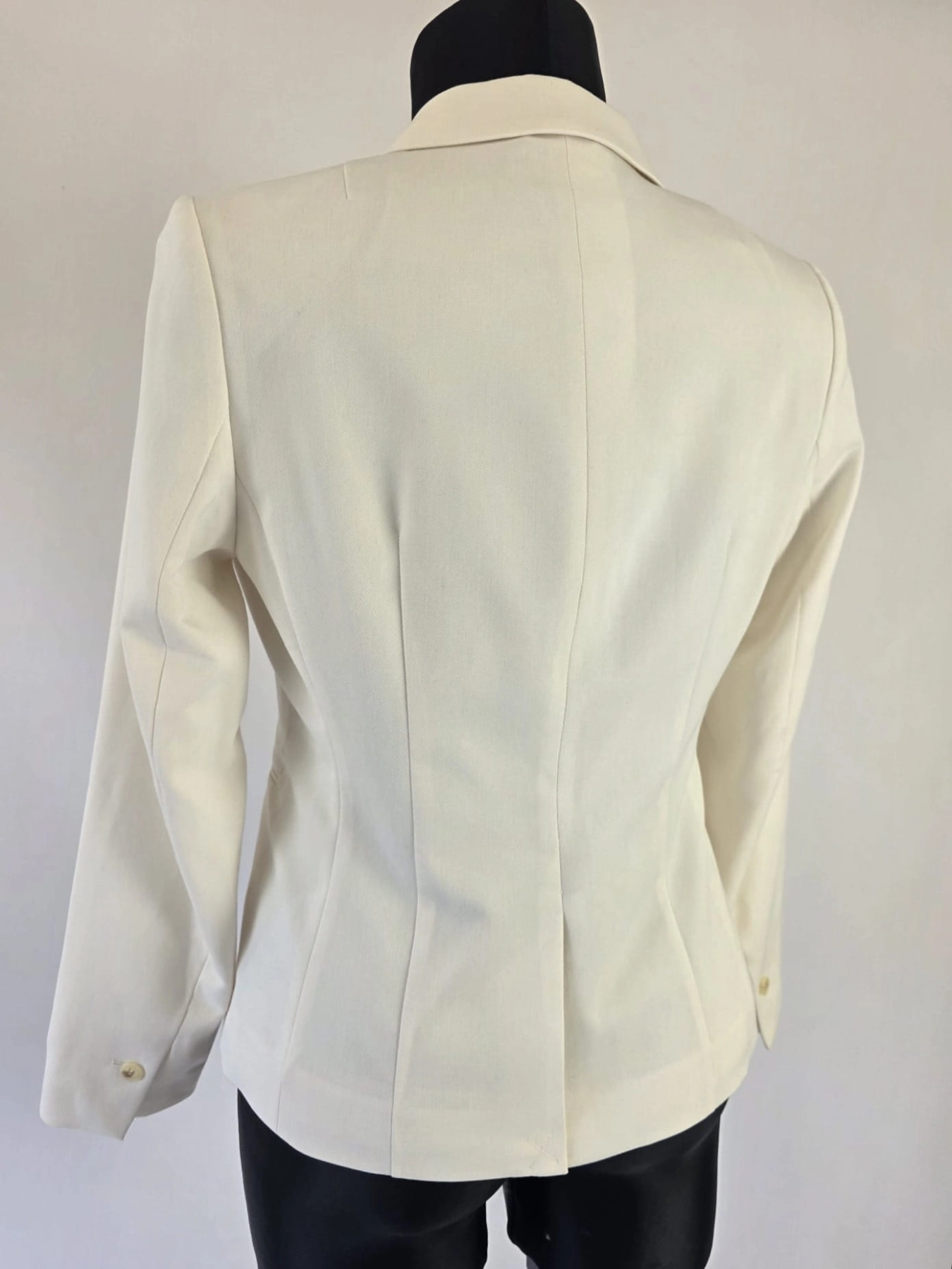 Kremowa marynarka damska H&amp;M o klasycznym kroju z wiskozą, idealna do eleganckich oraz casualowych stylizacji premium
