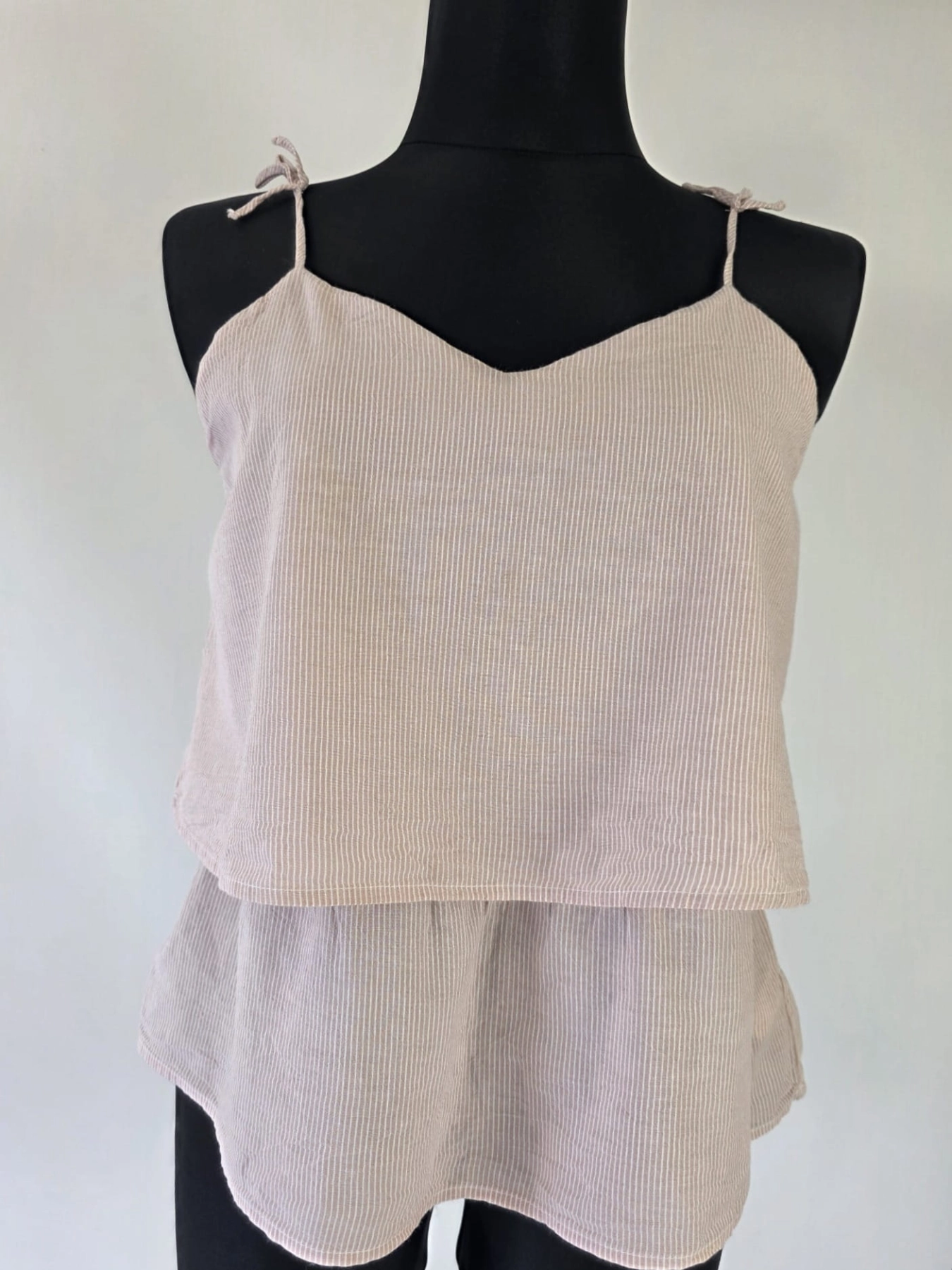 bawełniany top damski Reserved w delikatne paski, z regulowanymi ramiączkami i dwuwarstwowym przodem, idealny do letnich, casualowych stylizacji premium