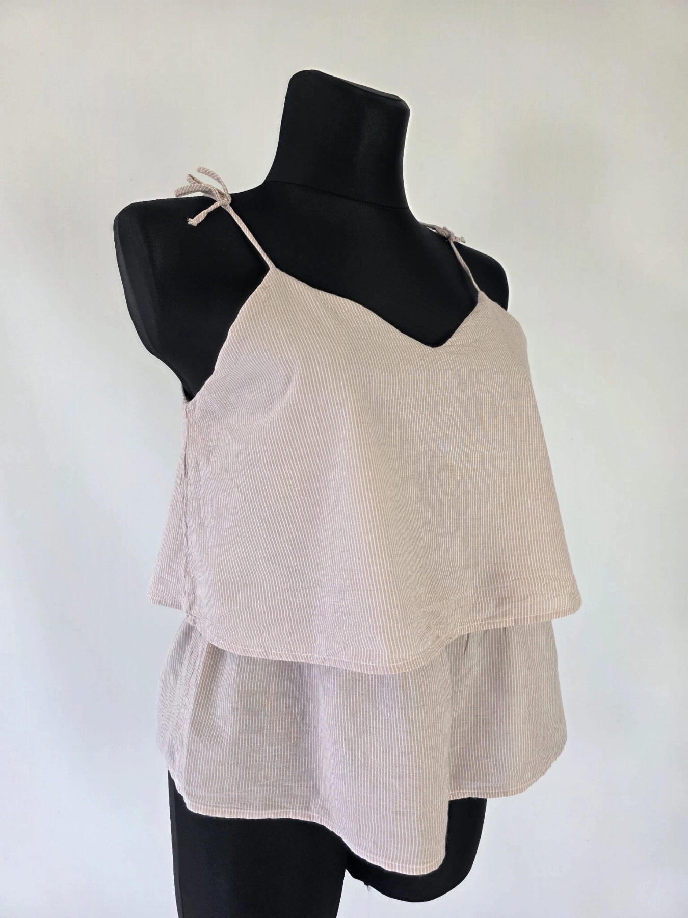 bawełniany top damski Reserved w delikatne paski, z regulowanymi ramiączkami i dwuwarstwowym przodem, idealny do letnich, casualowych stylizacji premium