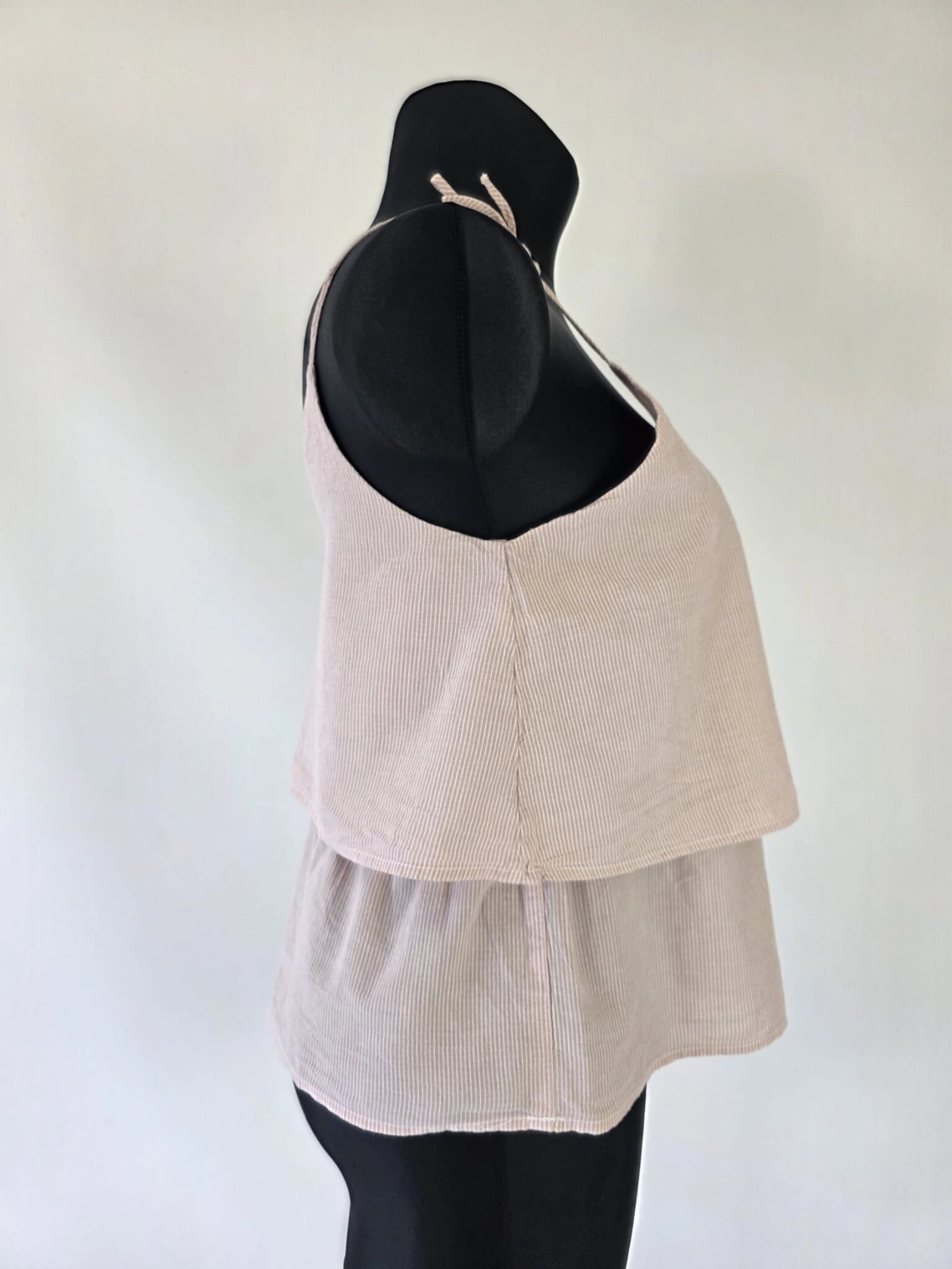 bawełniany top damski Reserved w delikatne paski, z regulowanymi ramiączkami i dwuwarstwowym przodem, idealny do letnich, casualowych stylizacji premium