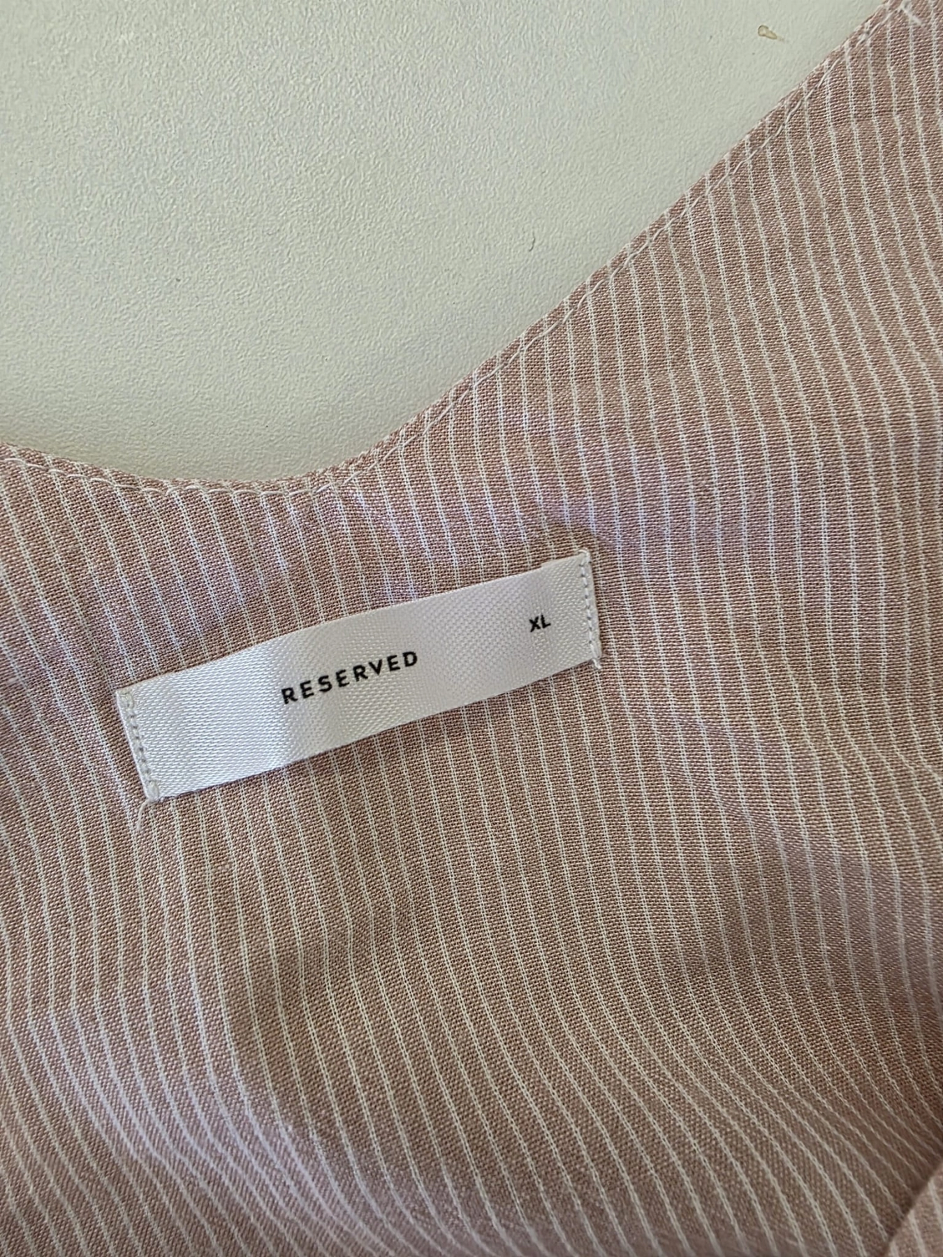 bawełniany top damski Reserved w delikatne paski, z regulowanymi ramiączkami i dwuwarstwowym przodem, idealny do letnich, casualowych stylizacji premium