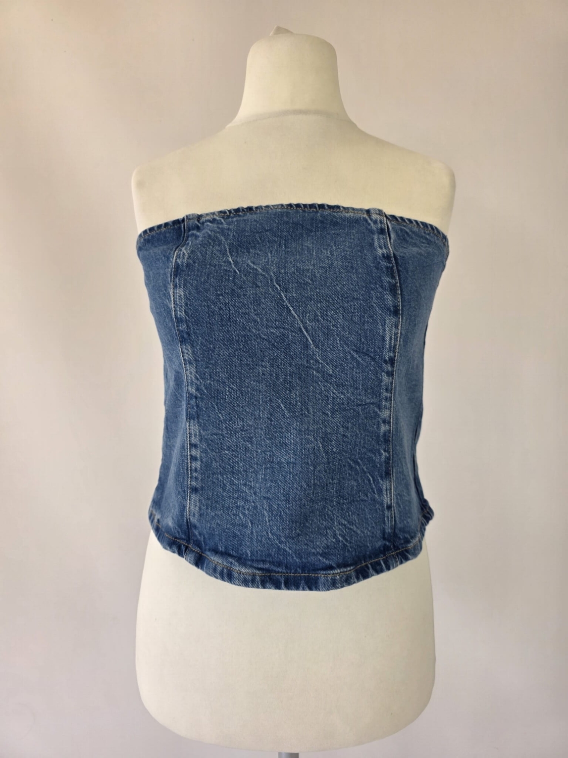 Damski gorsetowy top jeansowy bez ramiączek, zapinany z tyłu na zamek, wykonany z miękkiego denim premium z dodatkiem Lyocellu