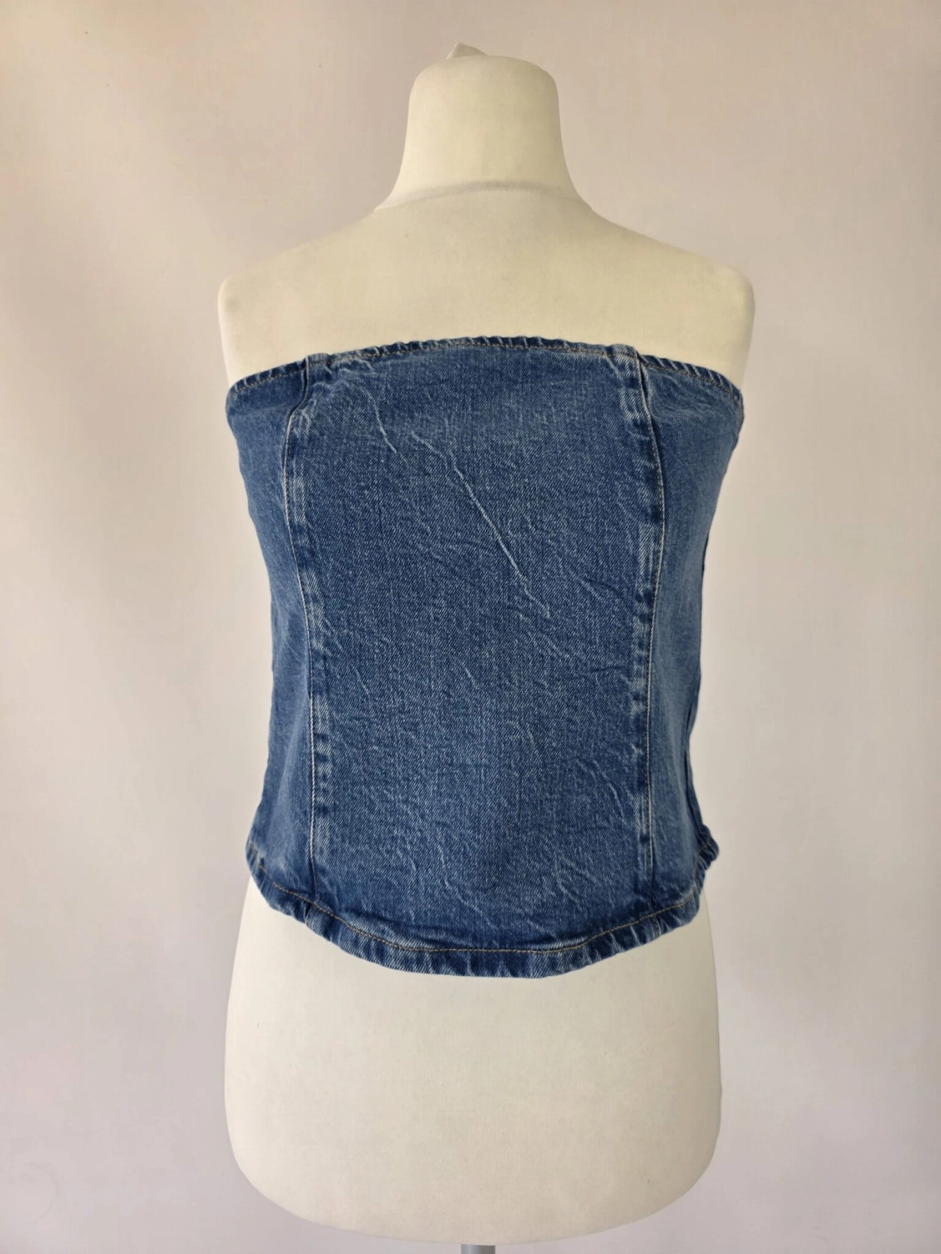 Damski gorsetowy top jeansowy bez ramiączek, zapinany z tyłu na zamek, wykonany z miękkiego denim premium z dodatkiem Lyocellu