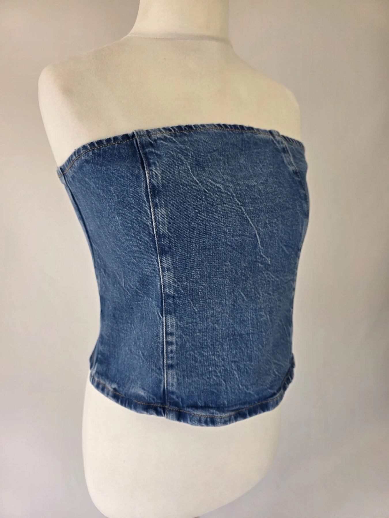 Damski gorsetowy top jeansowy bez ramiączek, zapinany z tyłu na zamek, wykonany z miękkiego denim premium z dodatkiem Lyocellu