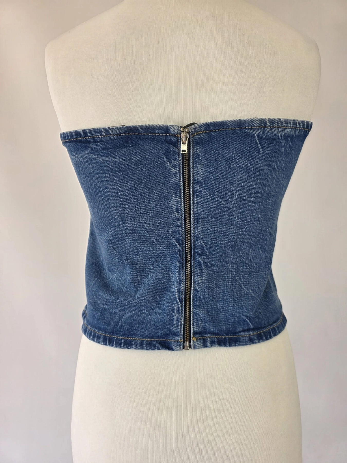 Damski gorsetowy top jeansowy bez ramiączek, zapinany z tyłu na zamek, wykonany z miękkiego denim premium z dodatkiem Lyocellu