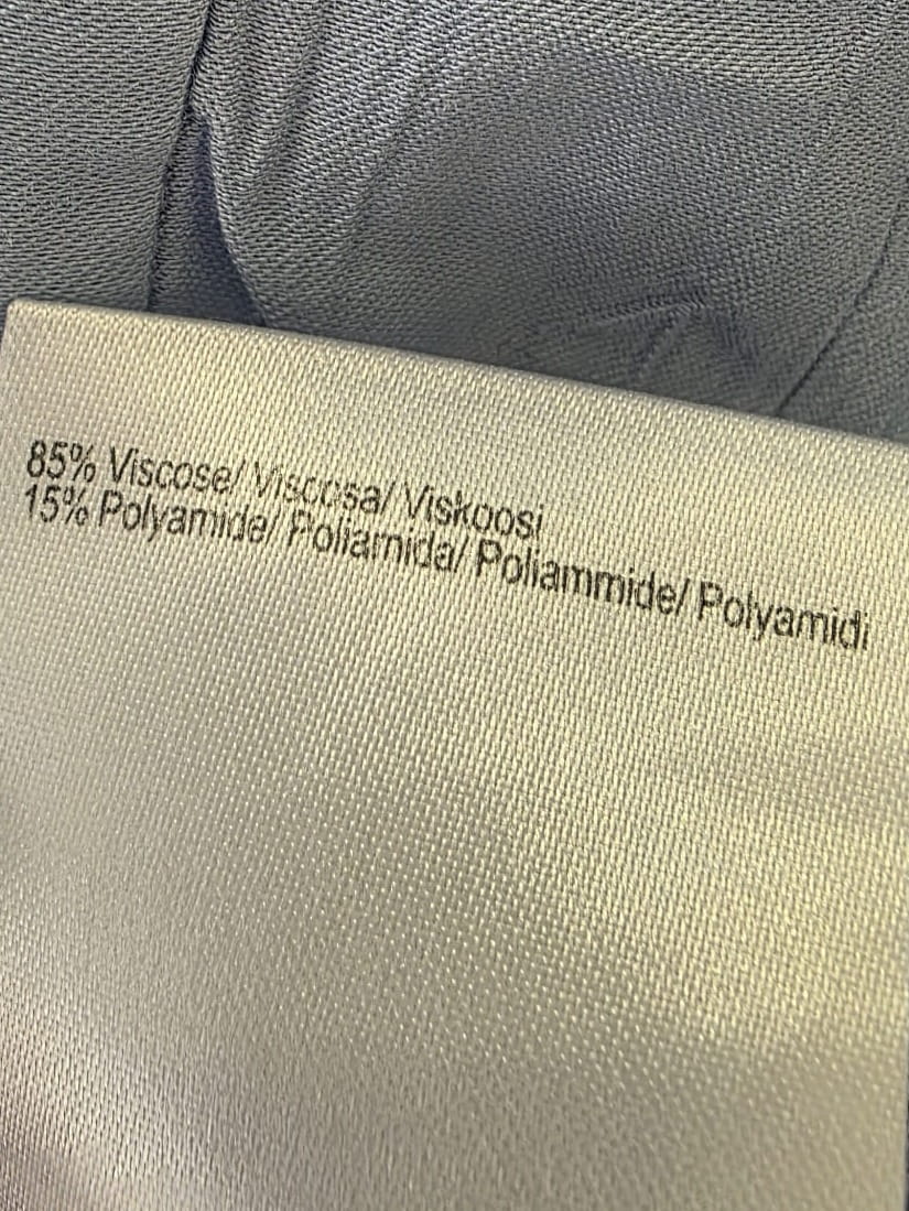 Błękitna koszula damska Noa Noa w rozmiarze 40 z ozdobną falbanką przy kołnierzyku i marszczeniem na ramionach to synonim kobiecej elegancji premium