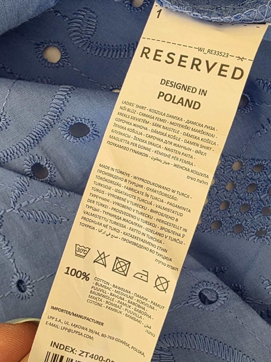 Błękitna bawełniana koszula damska Reserved z haftem angielskim i asymetrycznym tyłem to idealny wybór na lato dla kobiet ceniących romantyczny styl premium