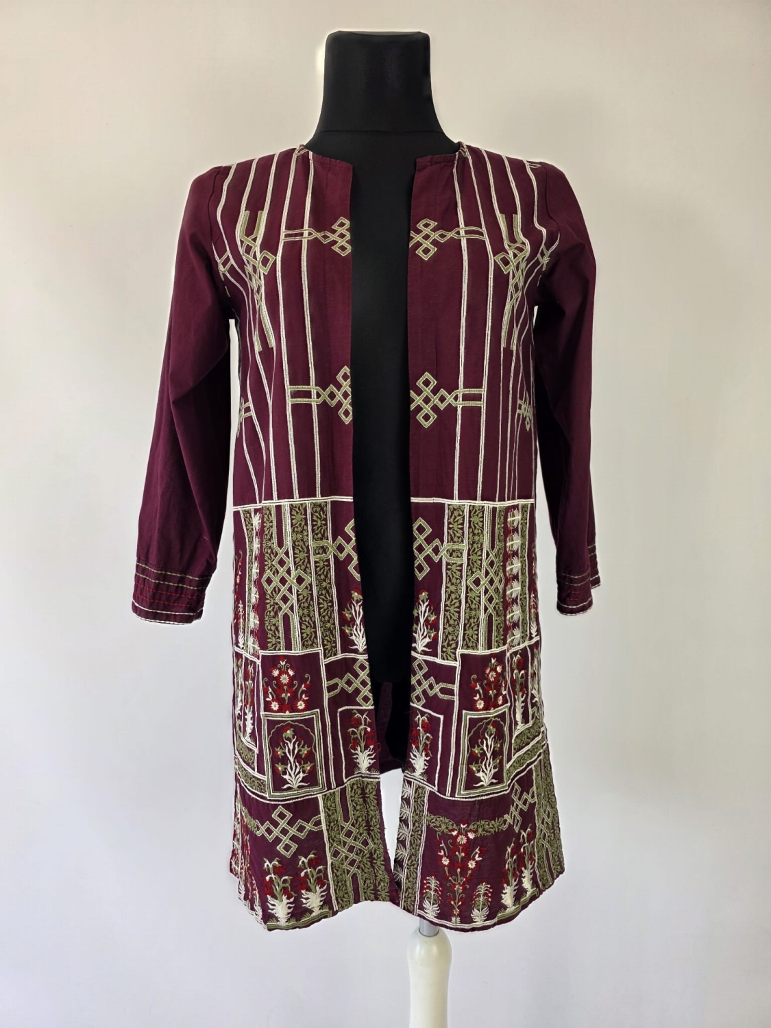 Stylowa damska narzutka premium marki Beech Tree w kolorze śliwkowym, ozdobiona unikalnym, bogatym haftem, idealna do stworzenia wyjątkowej stylizacji w klimacie boho chic