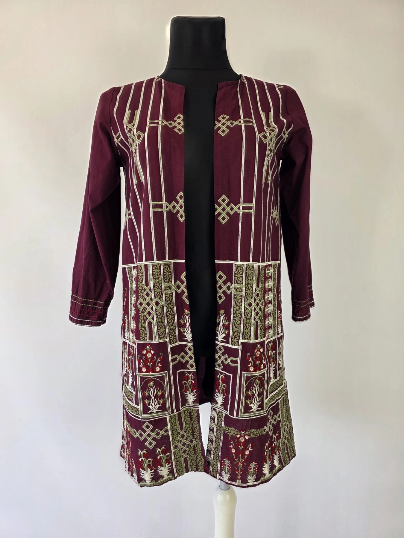 Stylowa damska narzutka premium marki Beech Tree w kolorze śliwkowym, ozdobiona unikalnym, bogatym haftem, idealna do stworzenia wyjątkowej stylizacji w klimacie boho chic