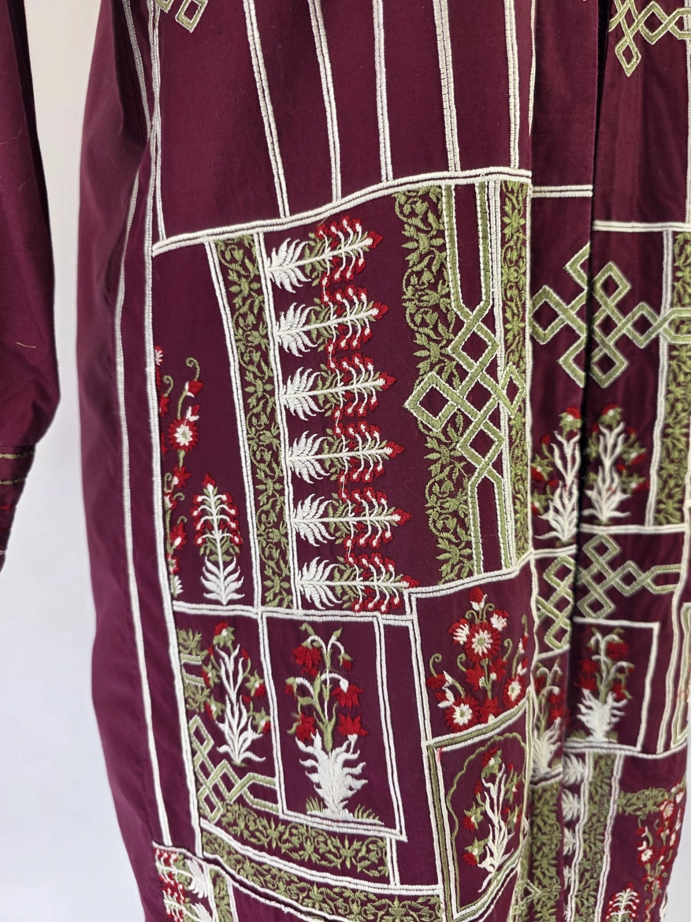 Stylowa damska narzutka premium marki Beech Tree w kolorze śliwkowym, ozdobiona unikalnym, bogatym haftem, idealna do stworzenia wyjątkowej stylizacji w klimacie boho chic