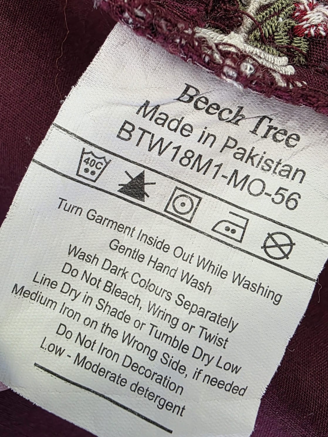 Stylowa damska narzutka premium marki Beech Tree w kolorze śliwkowym, ozdobiona unikalnym, bogatym haftem, idealna do stworzenia wyjątkowej stylizacji w klimacie boho chic