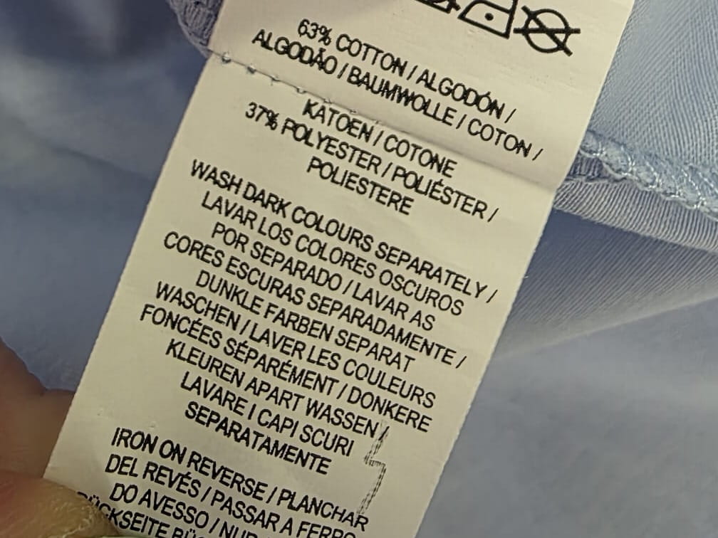 Elegancka błękitna bluzka Atmosphere z rozkloszowanymi rękawami oraz ozdobnym wiązaniem na plecach w talii, idealna do wyjątkowych, kobiecych stylizacji na co dzień i na wieczór