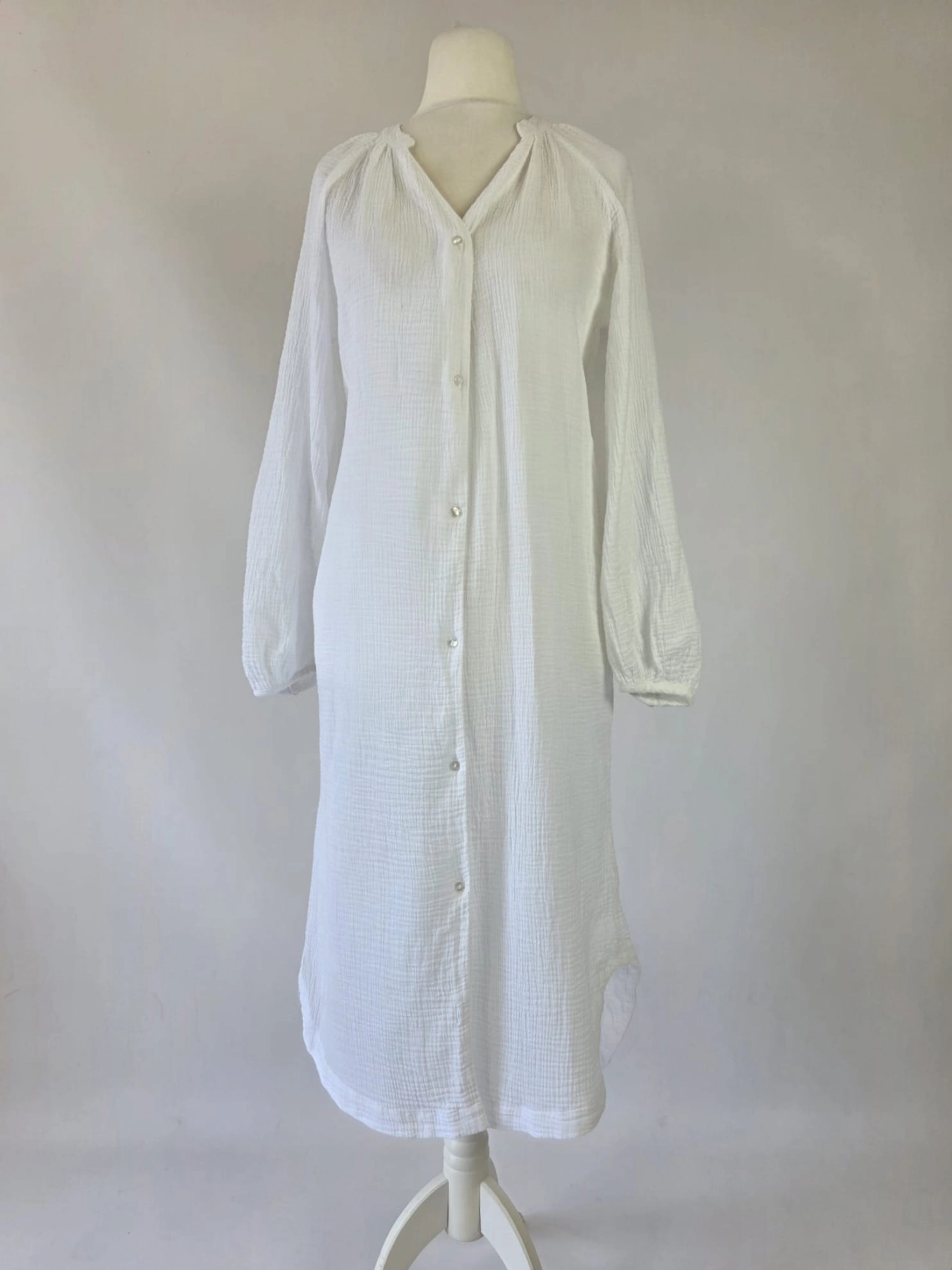 Długa biała tunika koszulowa Design by KappAhl wykonana w 100% z miękkiej bawełny o strukturyzowanej fakturze, idealna jako lekka narzutka plażowa lub stylowa, codzienna sukienka
