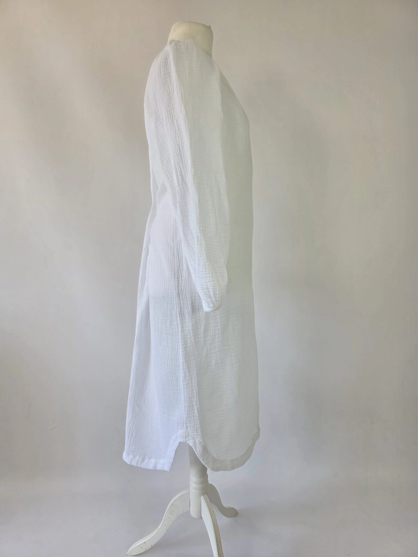 Długa biała tunika koszulowa Design by KappAhl wykonana w 100% z miękkiej bawełny o strukturyzowanej fakturze, idealna jako lekka narzutka plażowa lub stylowa, codzienna sukienka