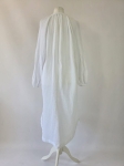 Długa biała tunika koszulowa Design by KappAhl wykonana w 100% z miękkiej bawełny o strukturyzowanej fakturze, idealna jako lekka narzutka plażowa lub stylowa, codzienna sukienka
