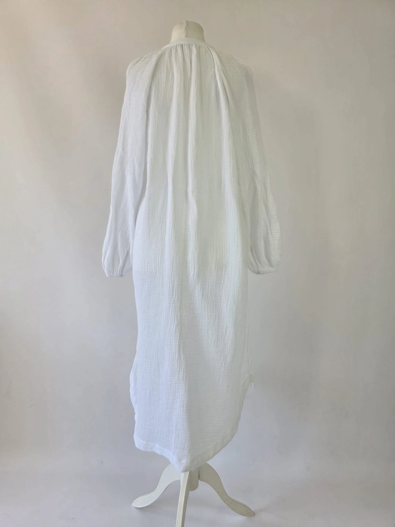 Długa biała tunika koszulowa Design by KappAhl wykonana w 100% z miękkiej bawełny o strukturyzowanej fakturze, idealna jako lekka narzutka plażowa lub stylowa, codzienna sukienka