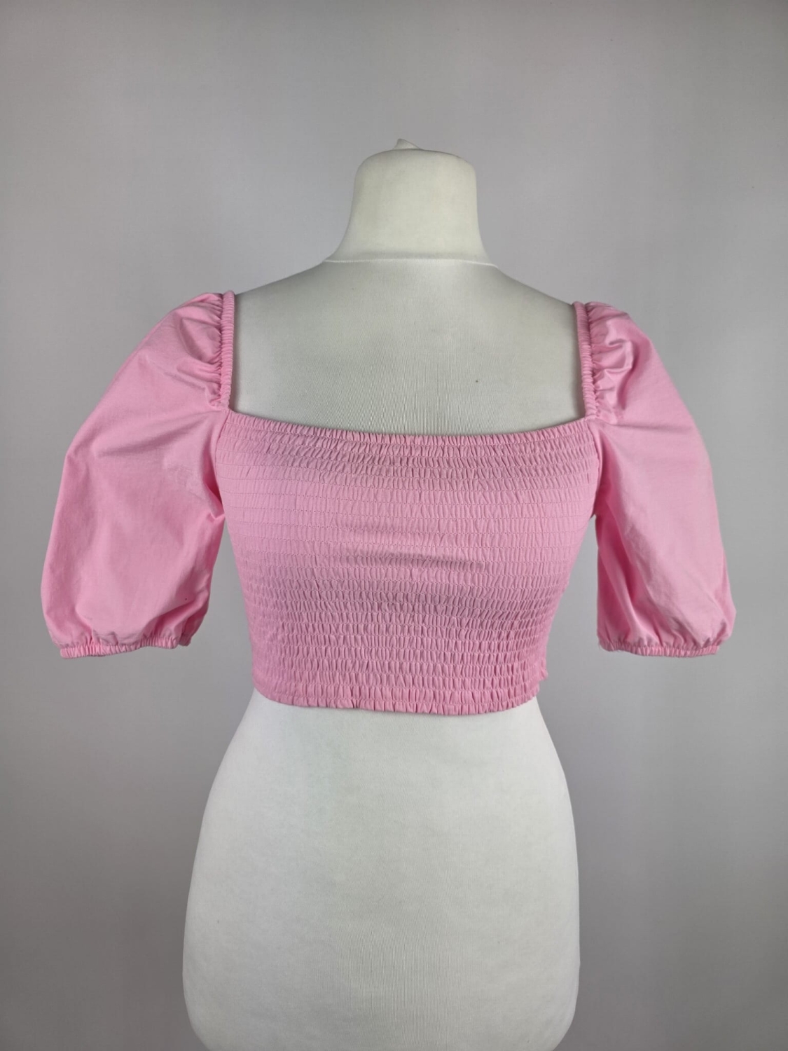 Różowy crop top Reserved z bufiastymi rękawami i elastycznym marszczeniem, idealny do letnich stylizacji z wysokim stanem