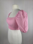 Różowy crop top Reserved z bufiastymi rękawami i elastycznym marszczeniem, idealny do letnich stylizacji z wysokim stanem