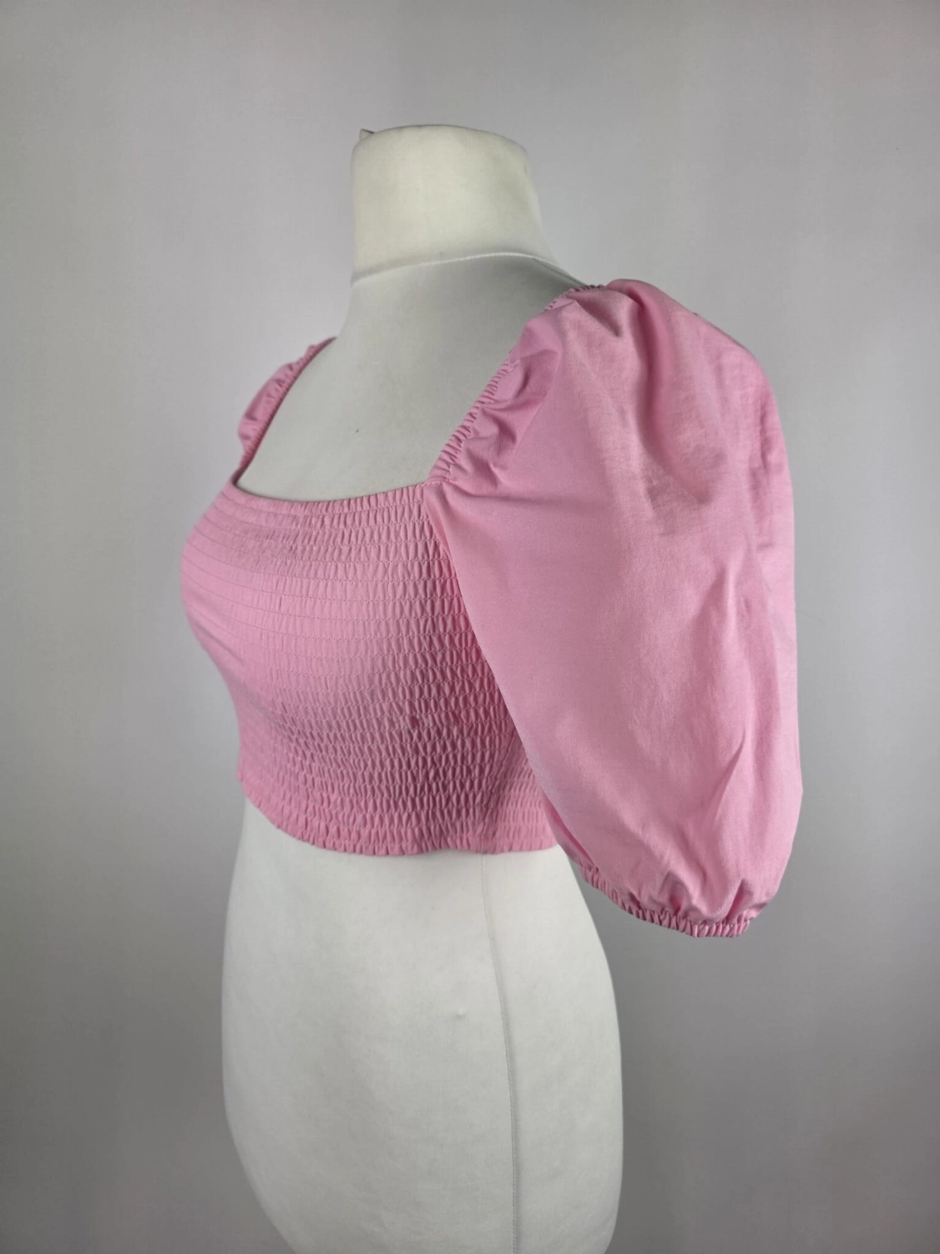 Różowy crop top Reserved z bufiastymi rękawami i elastycznym marszczeniem, idealny do letnich stylizacji z wysokim stanem