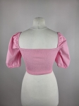 Różowy crop top Reserved z bufiastymi rękawami i elastycznym marszczeniem, idealny do letnich stylizacji z wysokim stanem