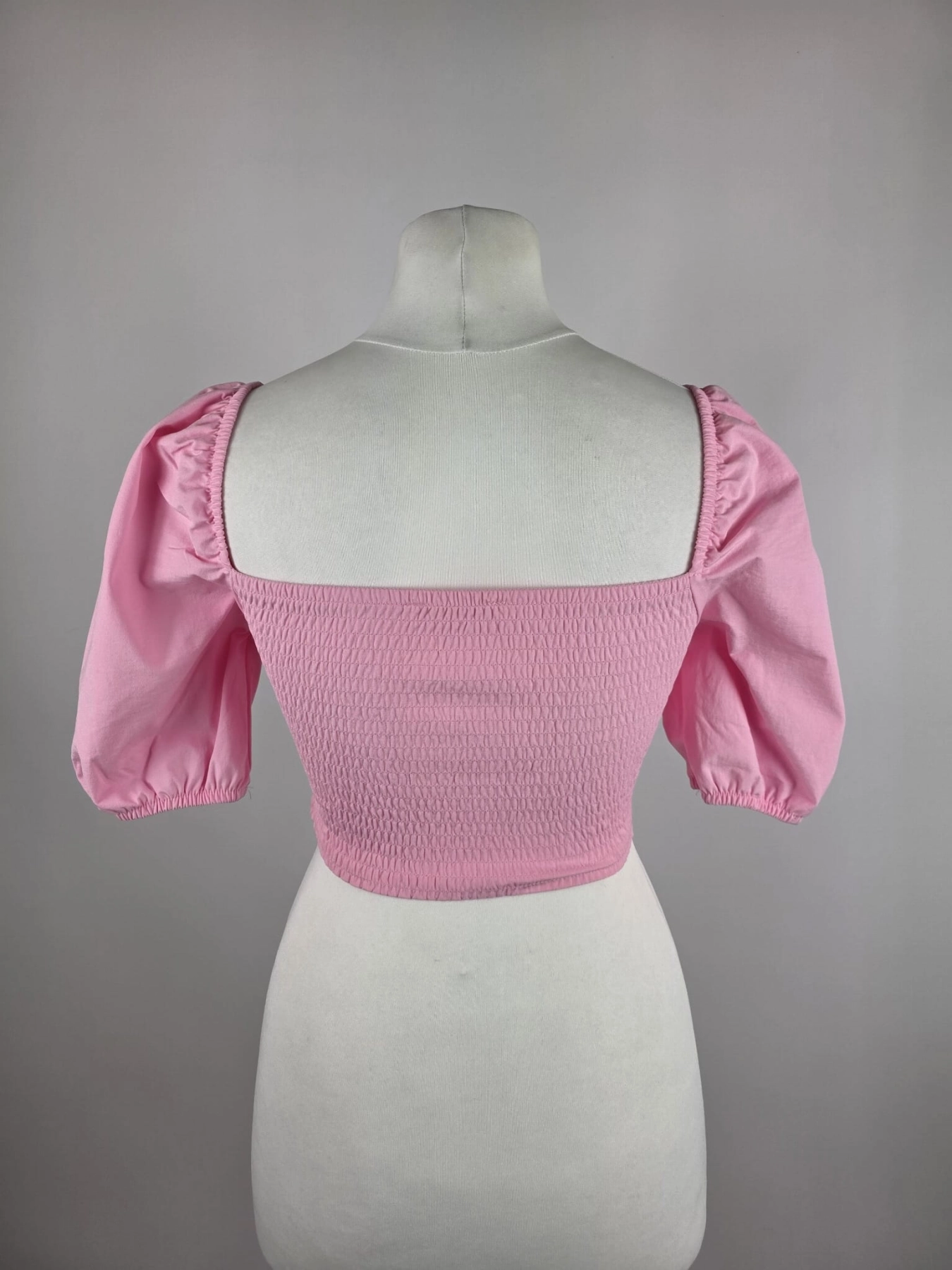 Różowy crop top Reserved z bufiastymi rękawami i elastycznym marszczeniem, idealny do letnich stylizacji z wysokim stanem