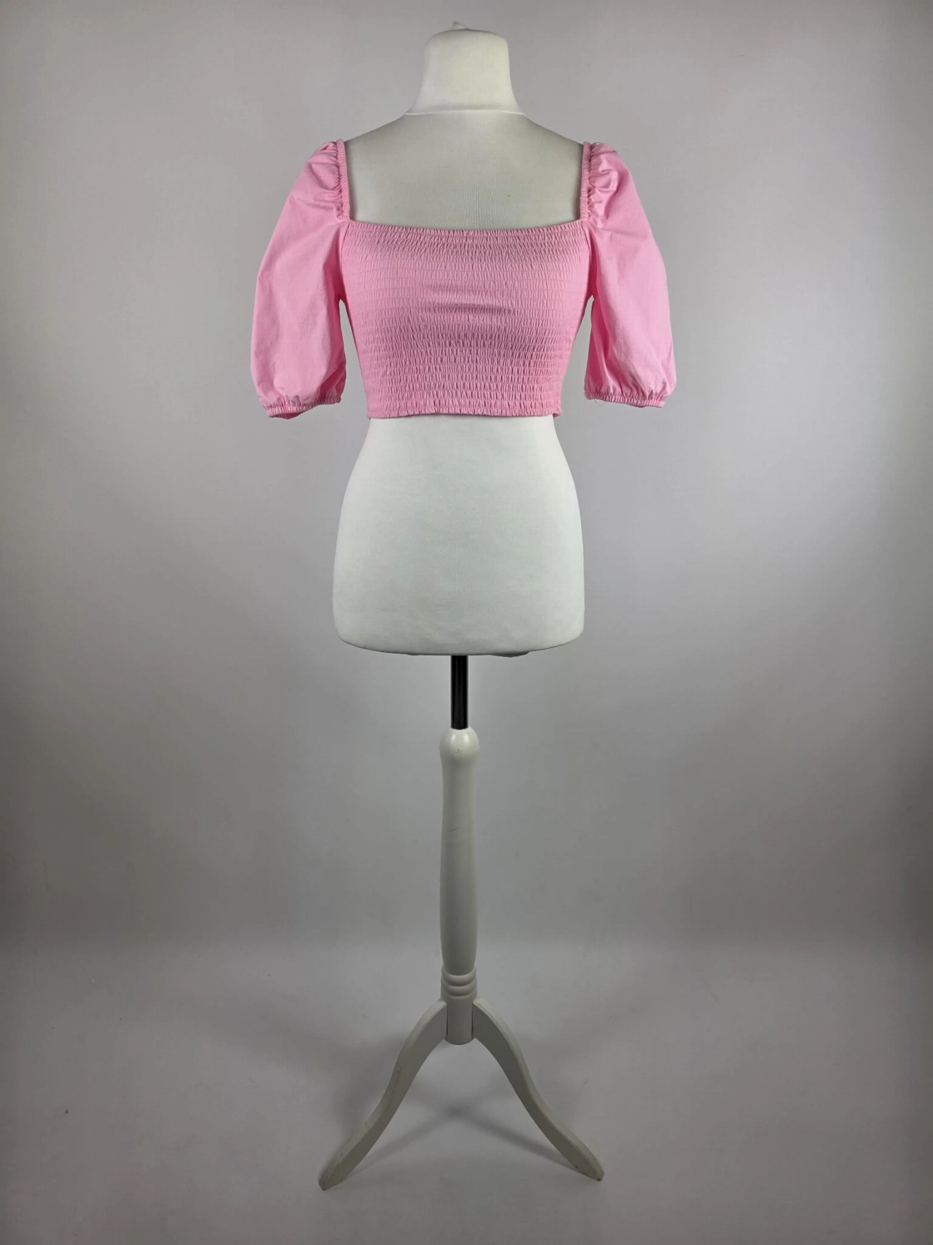 Różowy crop top Reserved z bufiastymi rękawami i elastycznym marszczeniem, idealny do letnich stylizacji z wysokim stanem