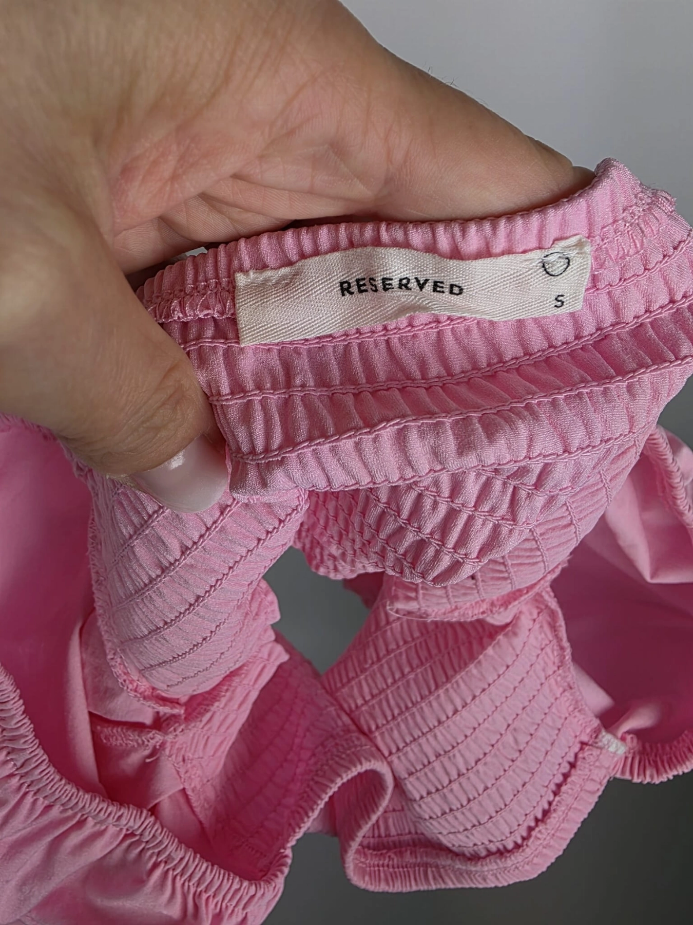Różowy crop top Reserved z bufiastymi rękawami i elastycznym marszczeniem, idealny do letnich stylizacji z wysokim stanem