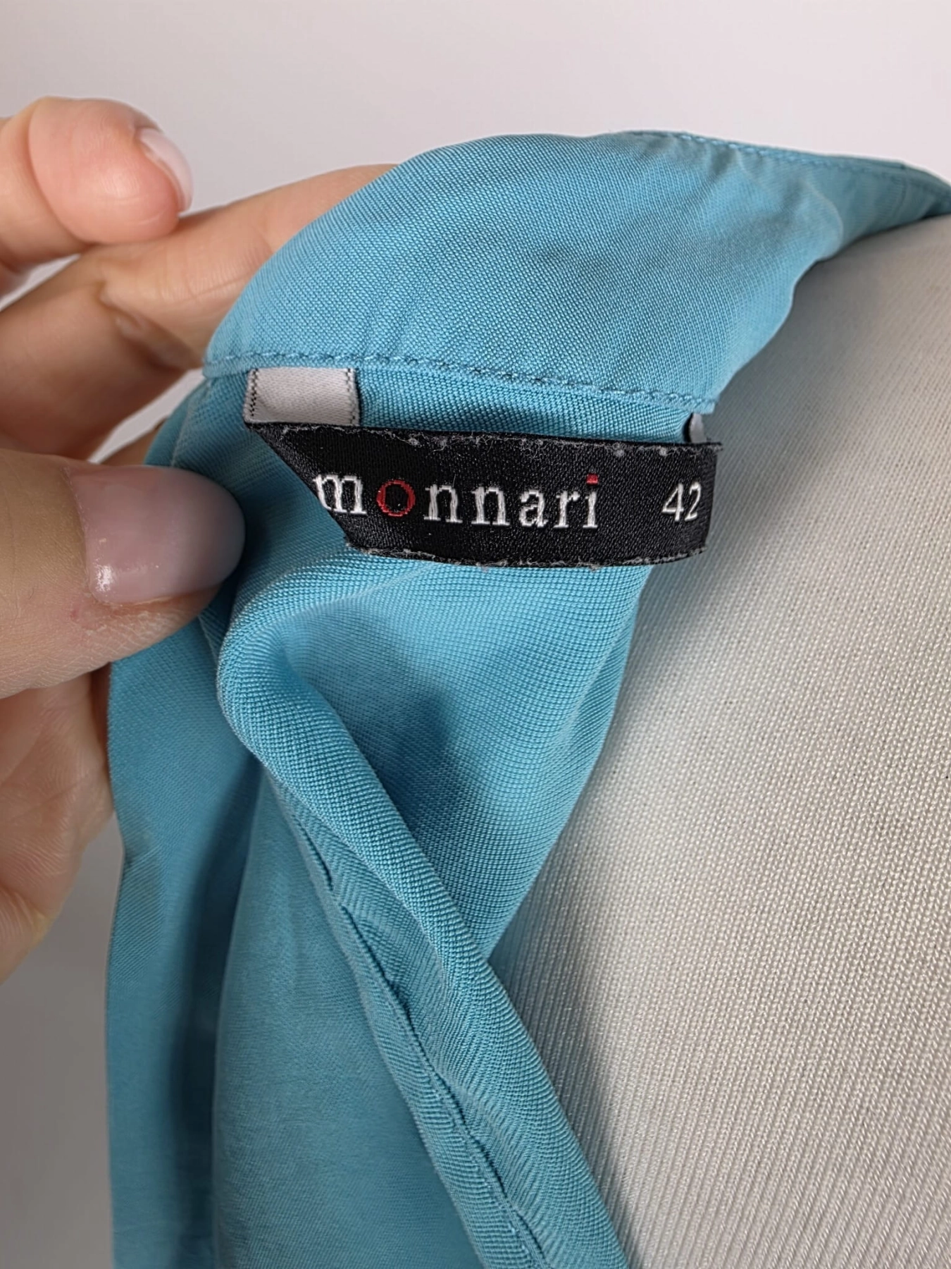 Markowa sukienka letnia halter Monnari w kolorze turkusowym z ozdobnym wiązaniem na plecach i kobiecą falbaną