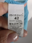 Markowa sukienka letnia halter Monnari w kolorze turkusowym z ozdobnym wiązaniem na plecach i kobiecą falbaną