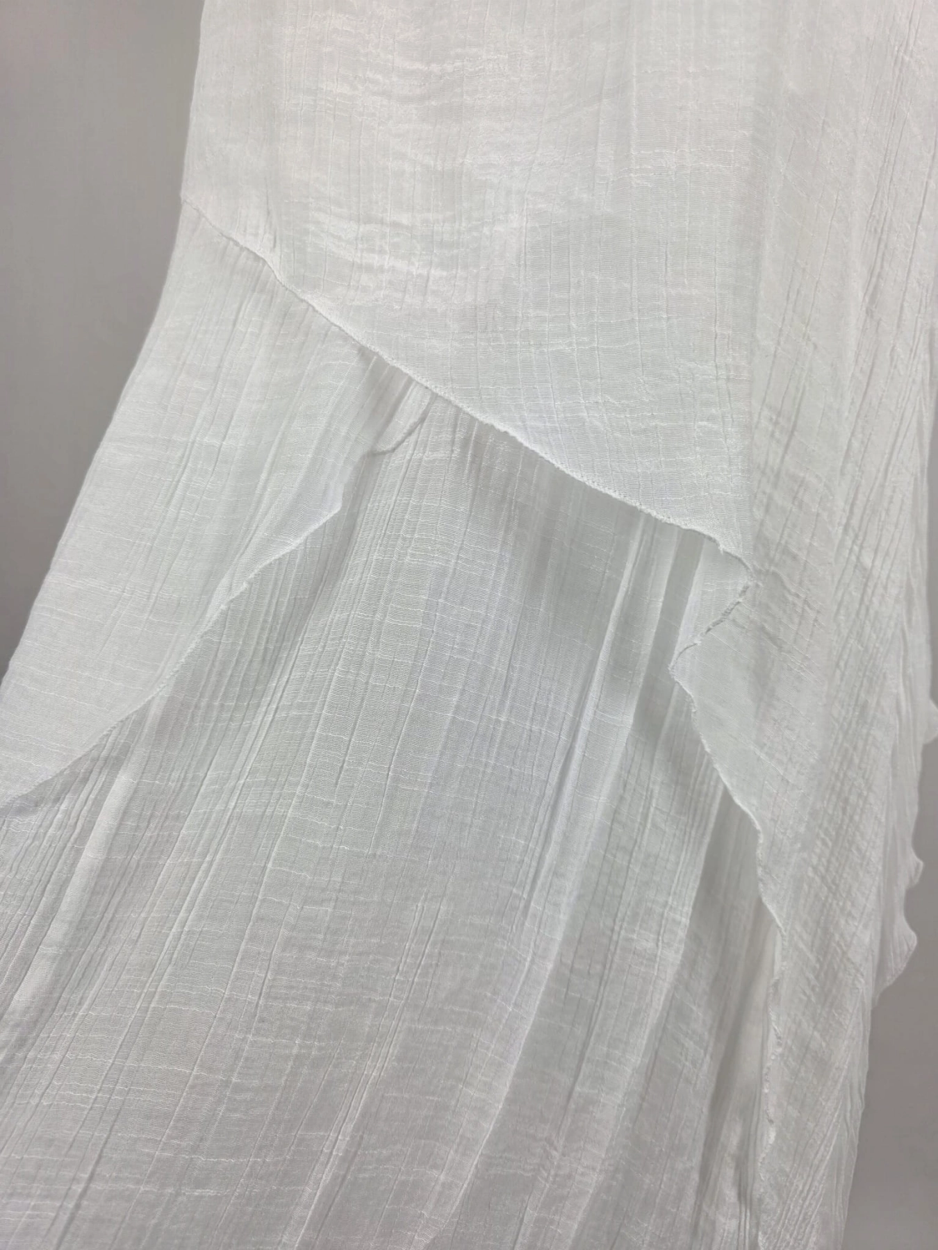 Biała asymetryczna sukienka maxi marki exist w rozmiarze L to idealny wybór na letnie dni dla kobiet ceniących wyjątkowy styl boho i lekkość