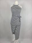 Dopasowana sukienka midi w paski marki Fame Fashion z dekoltem halter i wiązaniem w talii to idealna propozycja premium, która podkreśli kobiece kształty i zapewni modny, letni look.